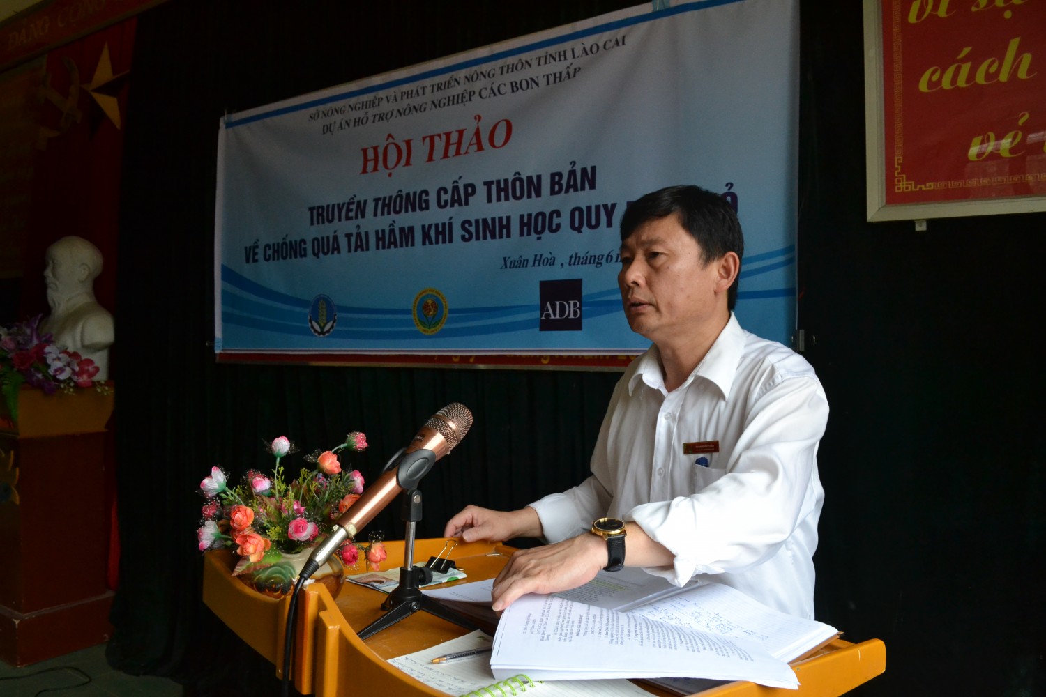 Ông Phạm Quốc Tuấn- Giám đốc Ngân hàng Nông nghiệp và PTNT huyện Bảo Yên hướng dẫn về cách thức vay vốn tín dụng 